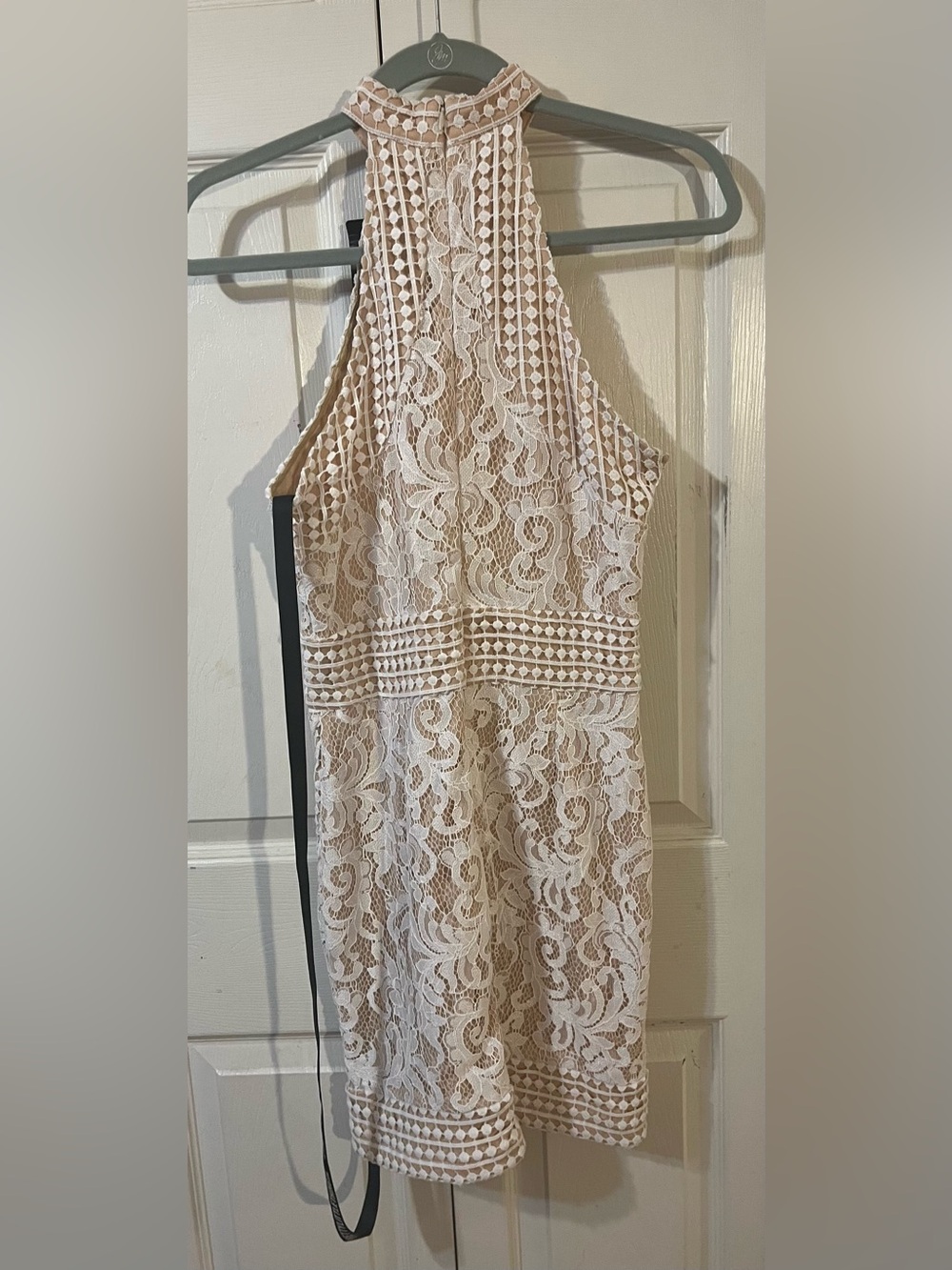 Pretty Little Things White High Neck Crochet Bodycon Dress Size 6 NWT’s - Picture 3 of 9